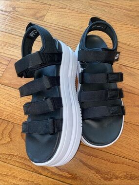 Nike Woman’s Black and White Quad Strap Platform Sandals Sz 10 NWOB